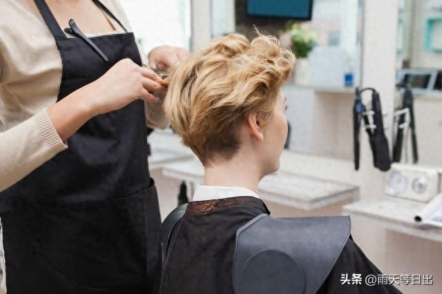 自然碎盖发型需要烫吗？（理发别瞎选时间3个黄金时段）