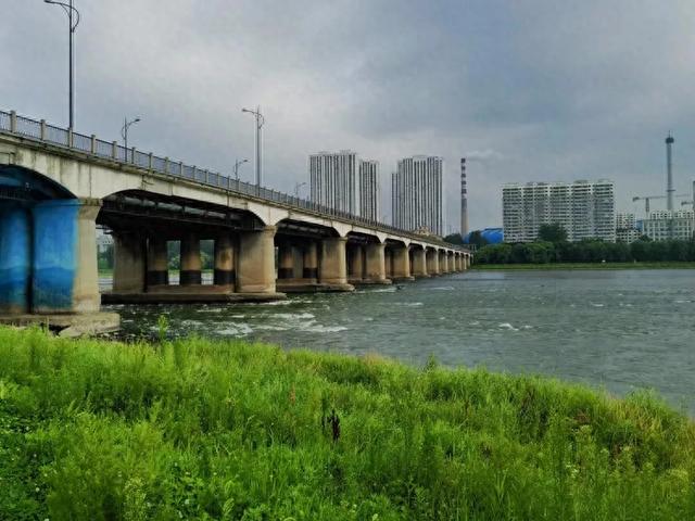 流经吉林市区的松花江