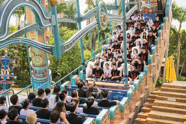 为爱尖叫！百名情侣选择这样过七夕
