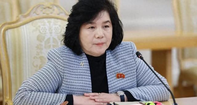 半岛是战是和？朝鲜女外相抵京，当着王毅的面，她送给中方一句话