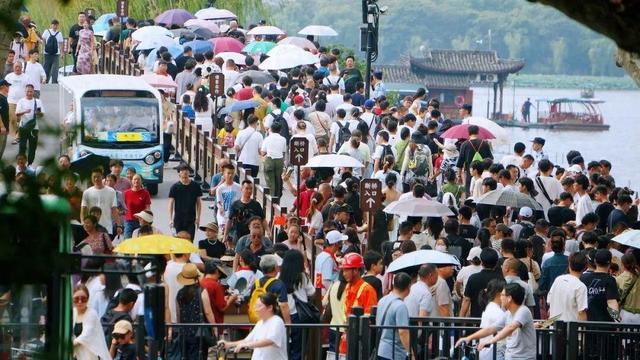 这是今天的西湖！热到破纪录！接下来可能直逼40℃…