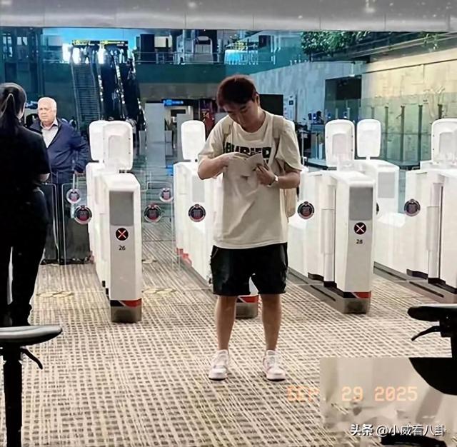 37岁王思聪佝偻着身子过安检，一头红发身形消瘦，模样有些狼狈