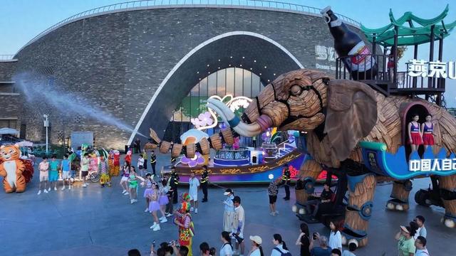 16米科技巨兽“机甲大象”霸气登场 七彩花车巡游解锁狂欢新体验