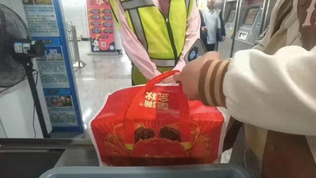 最新资讯-活的大闸蟹不能“坐”上海地铁？一天十几人被拦下，“倡议另寻出行方式”(1)
