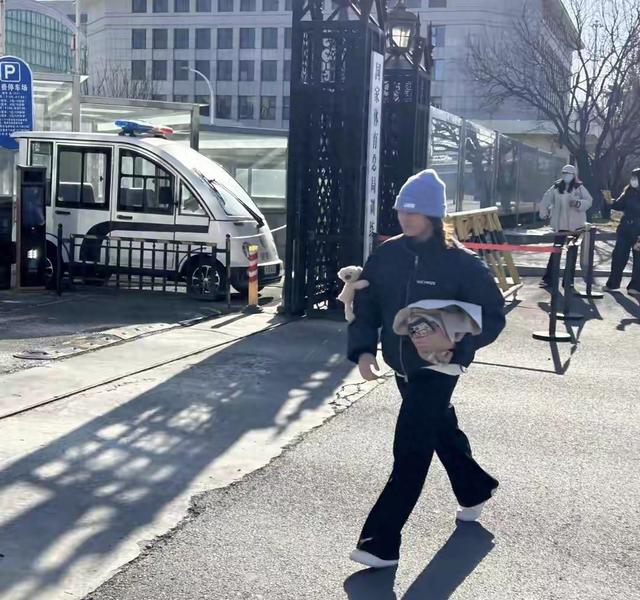 全红婵北京归队 与陈艺文司雅杰聚会 喝咖啡拍照笑容甜 欢声笑语不断