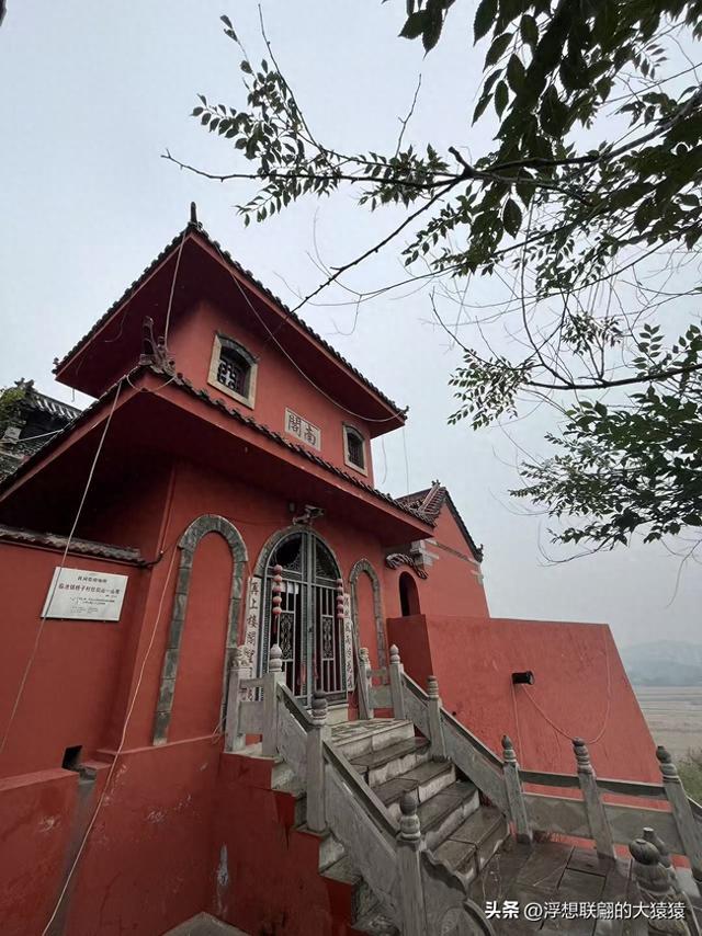 邹平临池镇桥子村里的柱似山，其顶之庙群始建于明代