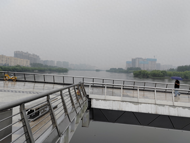 秋雨晨步上班路