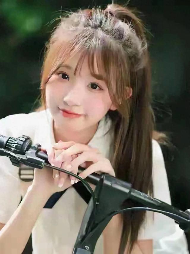 甘肃兰州一校花	，楚楚动人，倾国倾城，这气质堪称校园天花板