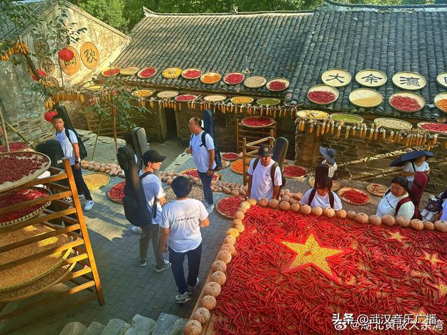 秋风吹过，吹黄了稻谷，吹红了辣椒，也吹来了大余湾最令人惊艳的季节——第三届晒秋节