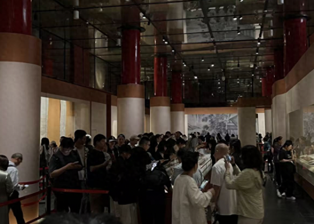 为看故宫百年大展有人凌晨就去排队！国庆博物馆热爆了 | 国庆消费青观察