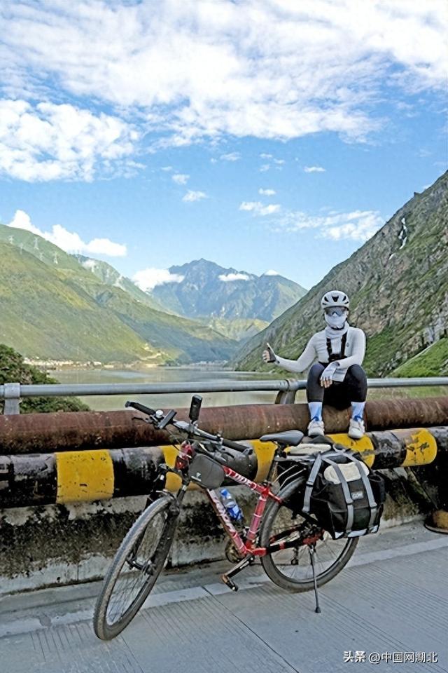 湖北女大学生打工筹措旅行费 23天骑行川藏线体验雪域大美