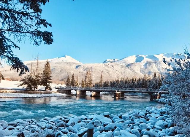 闯入冰雪童话世界！新疆冬季终极玩法，滑雪/摄影/民俗全搞定