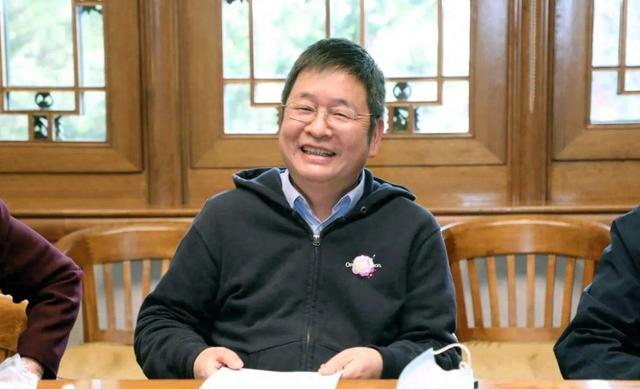 比曹德旺还狠！豪捐300亿建大学，这个中国芯片首富什么来头？