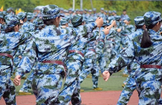 人民警察换新装了！2O25式警服闪亮登场。