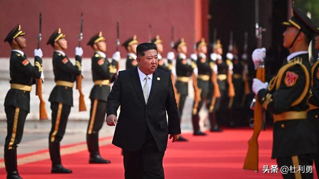 金正恩与韩国国会议长在北京阅兵式上简短交谈并握手