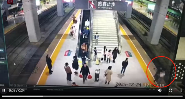 昆明南站突发！一女孩和家人吵架后，突然冲向站台欲跳轨，被工作人员飞身拽回