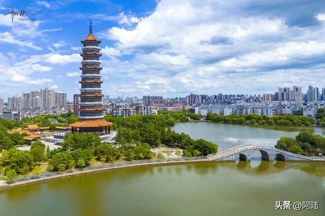 33度的丰水湖公园空寂无人，能直达的公交车线路多得令人惊讶