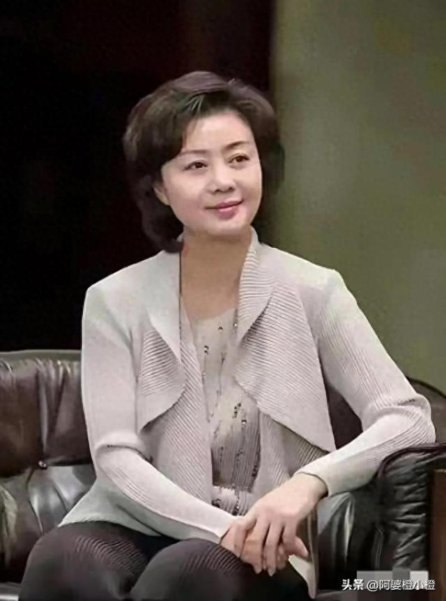 至今未婚未育，身边却有男人陪了近27年！59岁的她才是真人间清醒