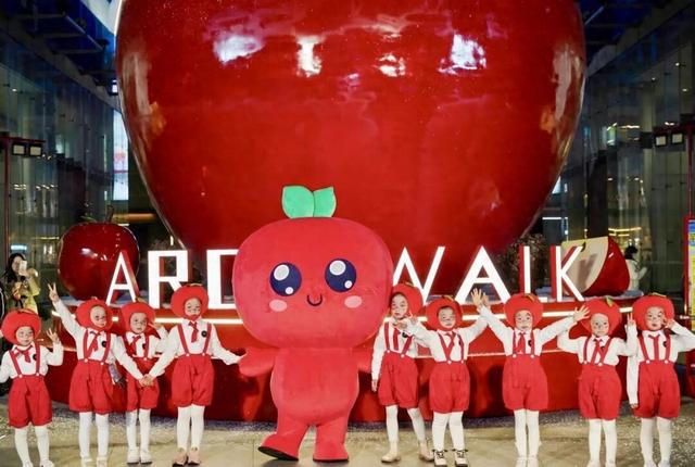 氛围感拉满！金虹桥商场化身“苹果小镇”