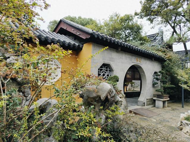 苏州城北的千年清修地，秋叶与青烟共谱天地灵韵！
