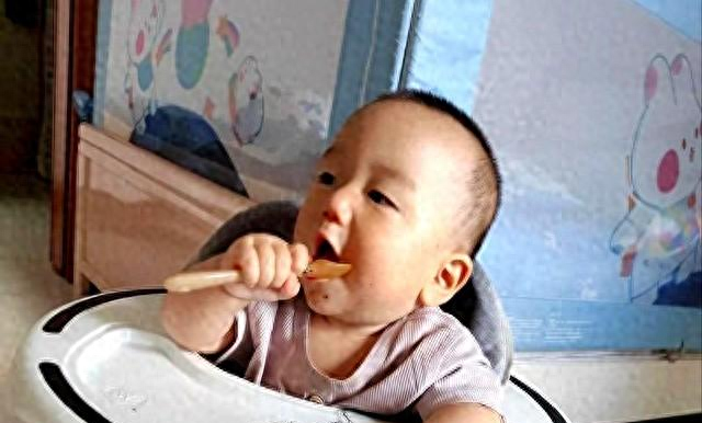 孩子超过这个月龄，就一定要自己吃饭，父母别等娃变笨后才后悔