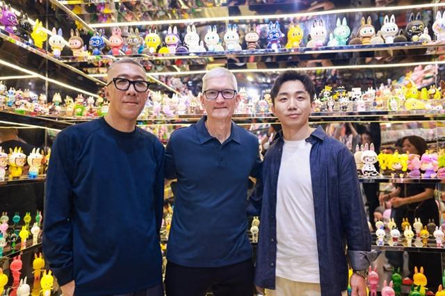 苹果CEO库克这趟中国行，为什么最先去LABUBU展“充电”？