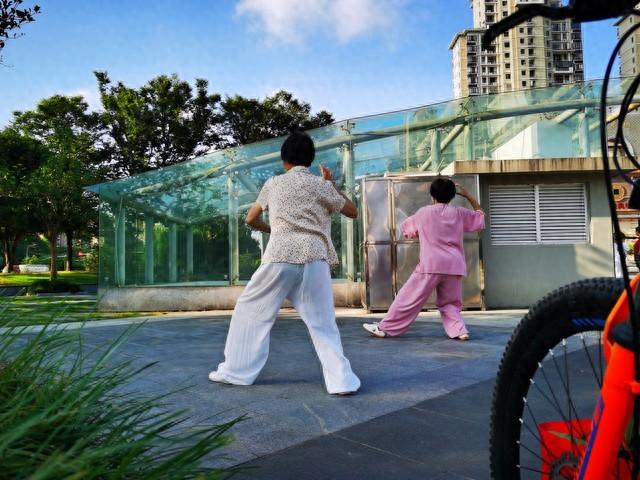 人是在一瞬间变老的