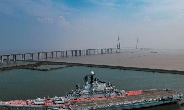 又让张召忠说中了？东拼西凑550亿建的2艘航母，如今彻底成为累赘