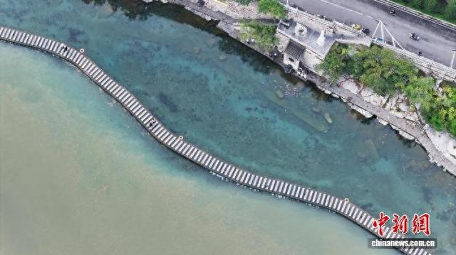 河北峰峰黑龙洞景区现“泾渭分明”景观