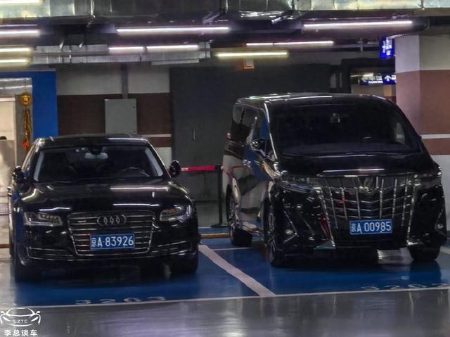 万达总部停车场，偶遇“王健林”的奥迪A8和埃尔法停一起