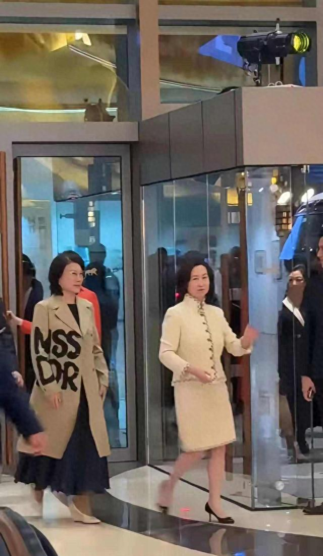 何超琼董明珠打卡冰雪大世界，体验了东北特色铁锅炖，冰雕拍合影