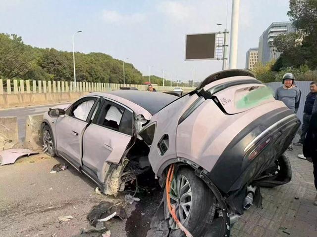 上海一辆新能源汽车撞隔离带致车体断裂，车身未起火！车企官方回应：事发时车门已自动解锁