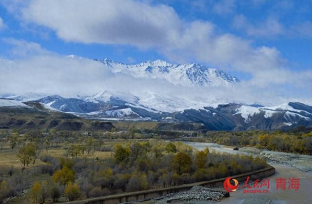 祁连山下秋日邂逅初雪