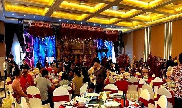 太丢人了，北京一大爷参加酒席，随礼200	，竟连喝带拿6瓶五粮液