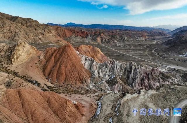 甘肃张掖：冬日外星谷色彩斑斓 亿年雕琢“外星地貌”引客来