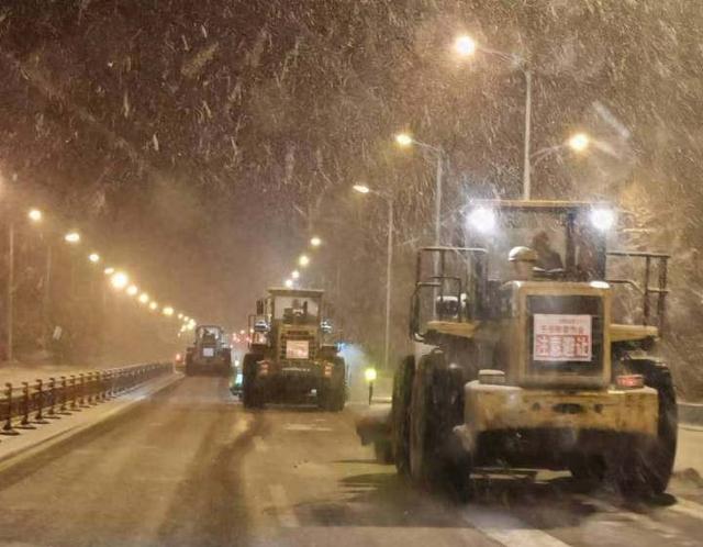 千山风景名胜区连夜除雪 守护市民游客出行安全