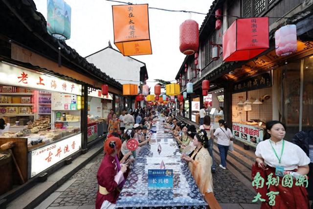 “千桌万人小笼宴”鸣锣开宴，上海南翔国潮大会启幕