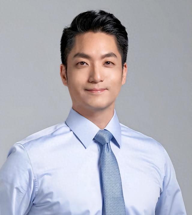 蒋介石曾孙，蒋家第四代中唯一活跃政坛的，长相帅气，今年46岁