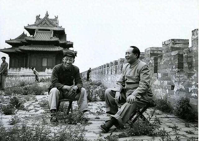 毛主席不进故宫不回延安，这是为什么？周总理一语道破原因