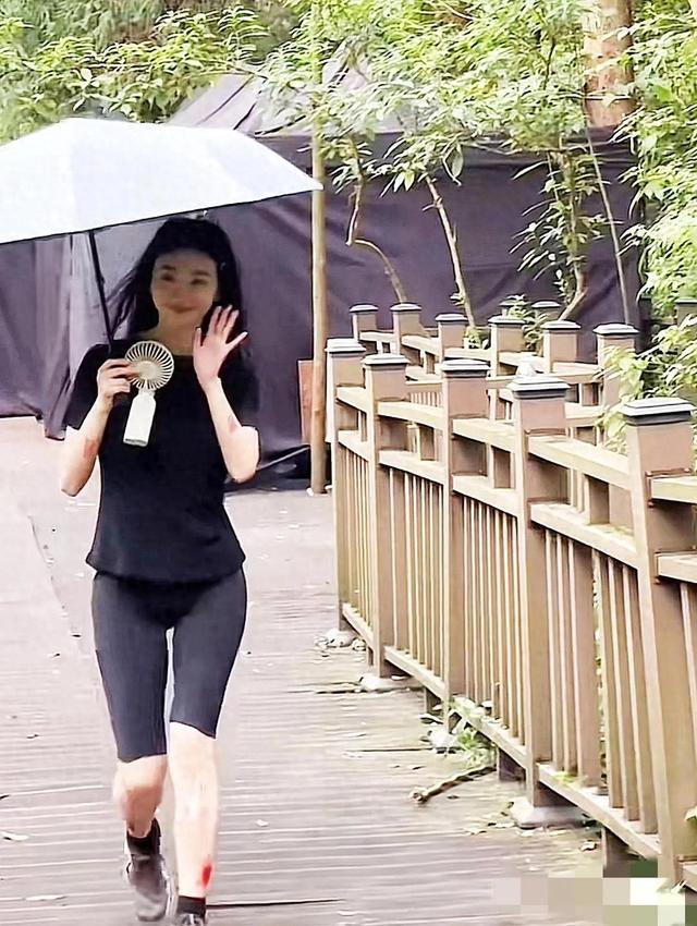 36岁景甜现身公园拍戏，皮肤白皙身材曲线明显，紧身裤更是加分项