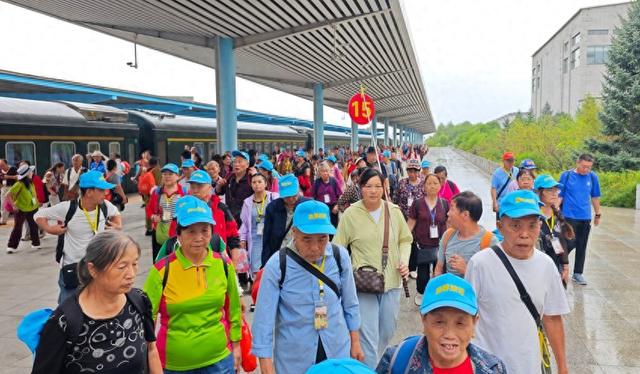首个享受“引客入延”专项奖补政策的旅游专列抵达延吉