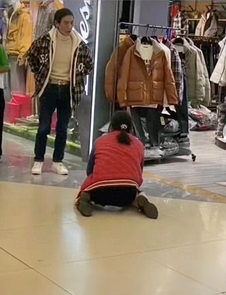 女子商场下跪求丈夫买羽绒服 尊严与经济的无奈映照