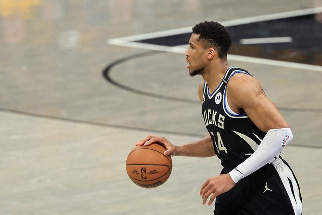 放开抡？蒂格：字母哥明年会拿MVP 他可能场均34+13+8