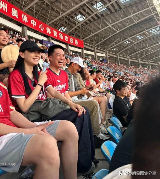 李想真有福气 和老婆看苏超，生5个孩子的身材还不输明星