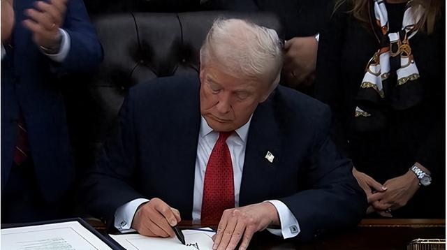 特朗普通告全球，将对法国加税200%	，不到24小时，马克龙喊话中国