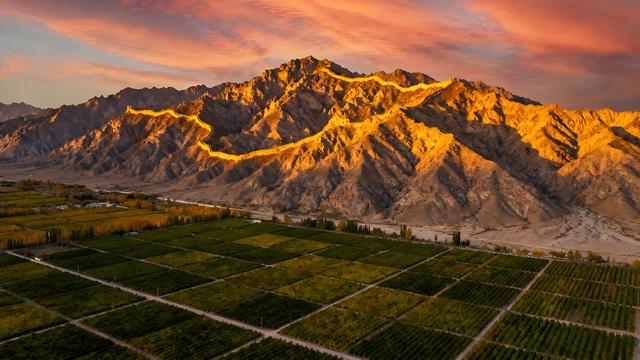 朔风拂过贺兰山，秋韵漫染湖城间 —— 塞上江南的鎏金诗卷