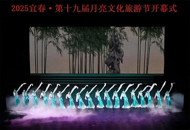 第十九届月亮文化旅游节开幕 严允宣布开幕谭赣明致辞