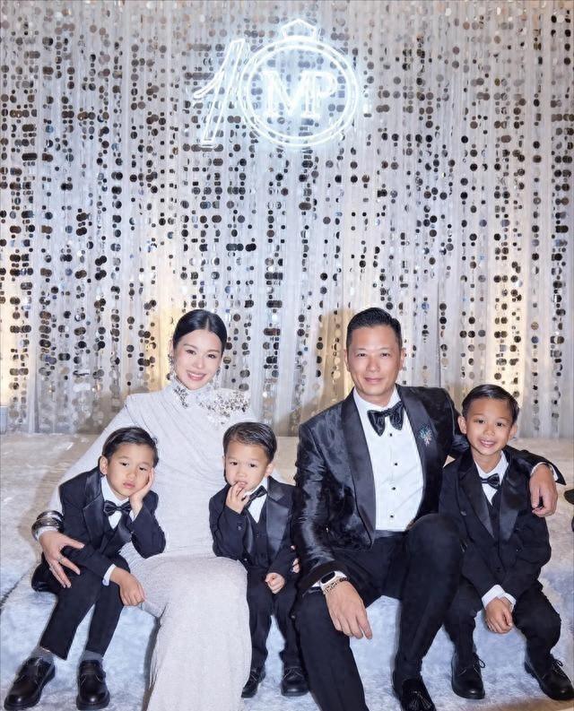 胡杏儿结婚十周年晚宴，一家五口颜值养眼，仨儿子穿西装出席好帅