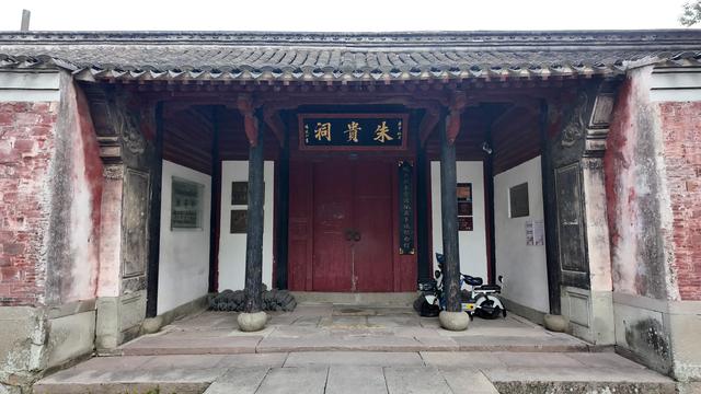 慈城大宝山下祭奠民族英雄——朱贵祠