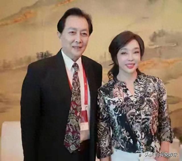 刘晓庆换新发型美到认不出，配上花西装，74岁嫩得像34岁